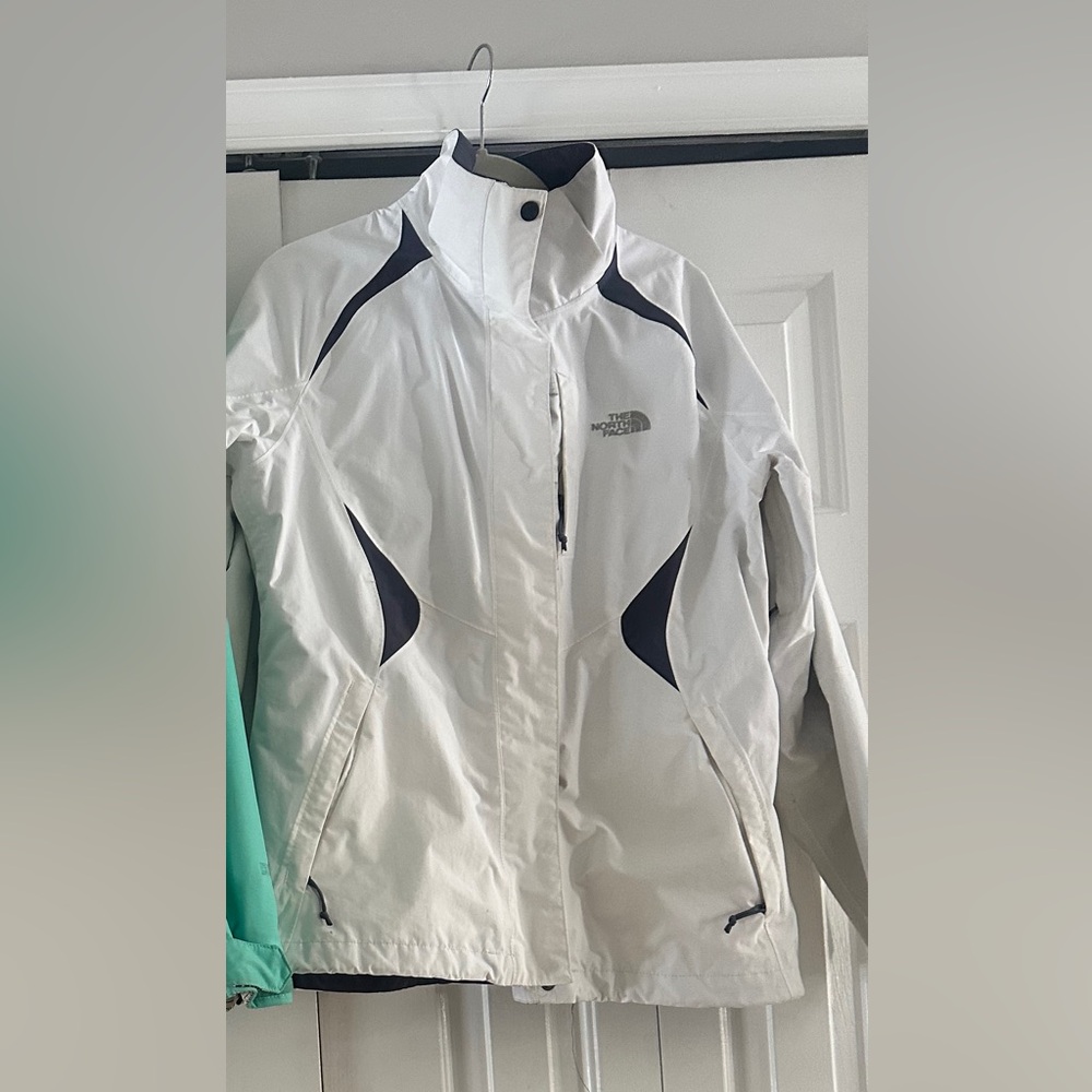 Light Wieght North Face Winter Jacket. Perfect condition!